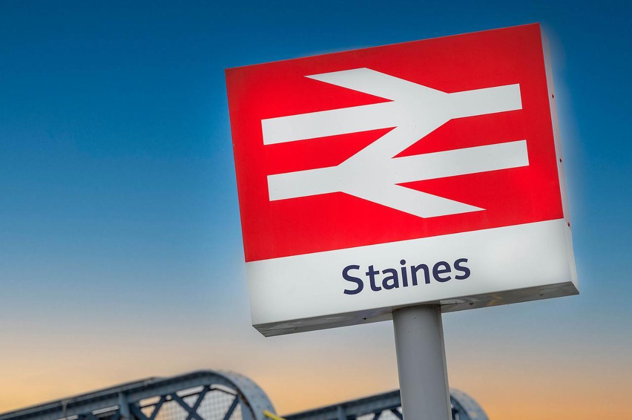Train Station Serenity Staines-upon-Thames Bagian luar foto